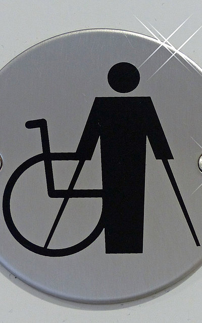 Behindertengerechte Unterkünfte in Ostbayern - metallene Behinderten-Beschilderung 