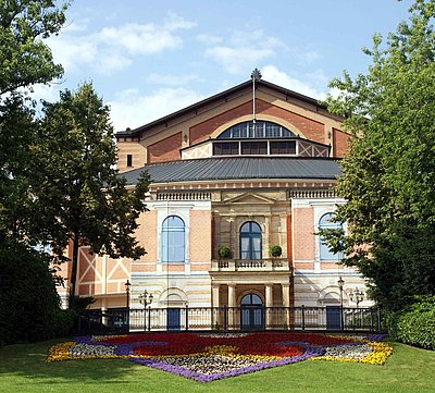 Bayreuther Festspiele in Franken - Blick auf Bayreuther Festspielhaus mit Vorgarten
