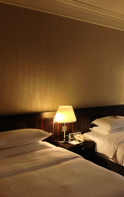 Pauschalangebote Unterkunft in Ostbayern - sehr ordentliches Hotelzimmer mit zwei Betten, warmer Nachtlampe