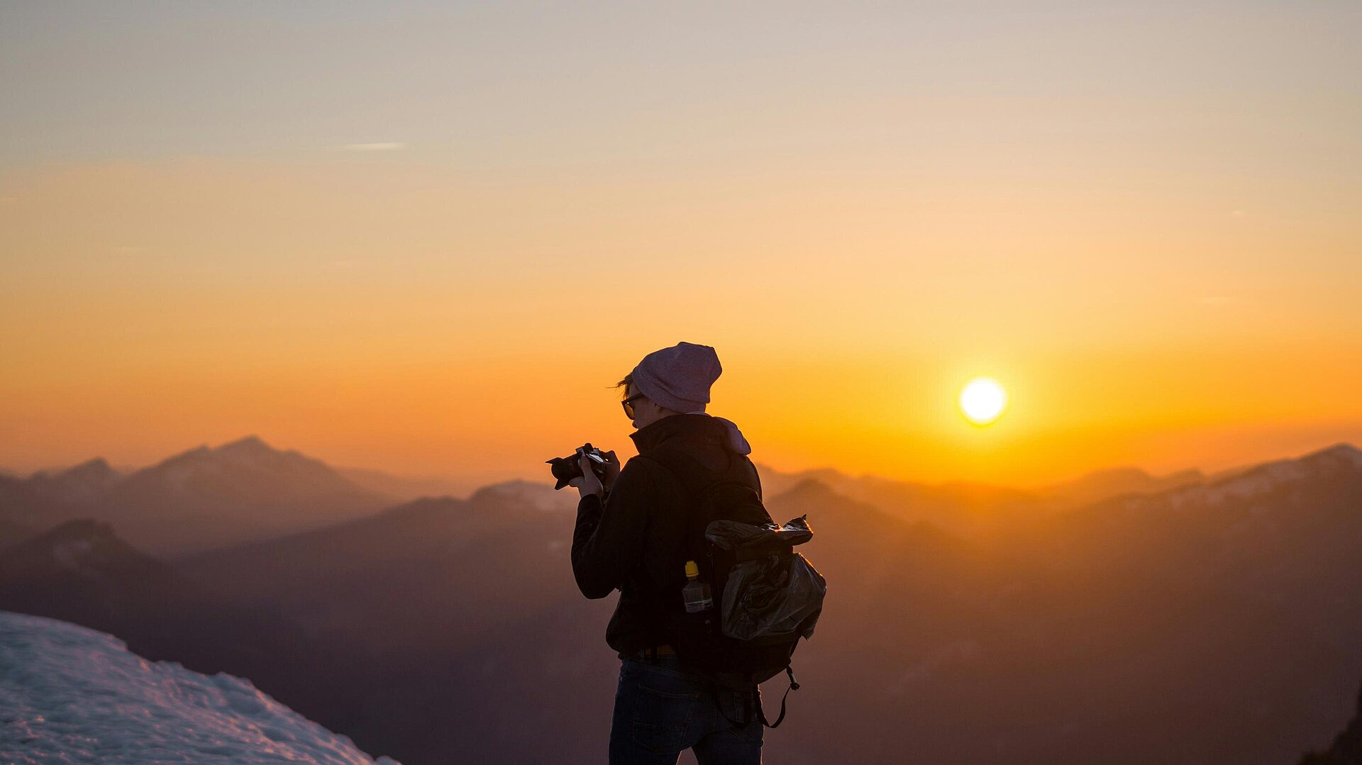 Die Schönheit Bayerns durch die Linse: Fotografie als Mittel zur Wertschätzung der Natur - Fotograf:in in den Alpen bei Sonnenuntergang