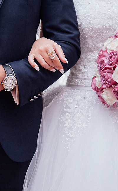 Heiraten in Oberfranken - Brautpaar hält sich in den Armen