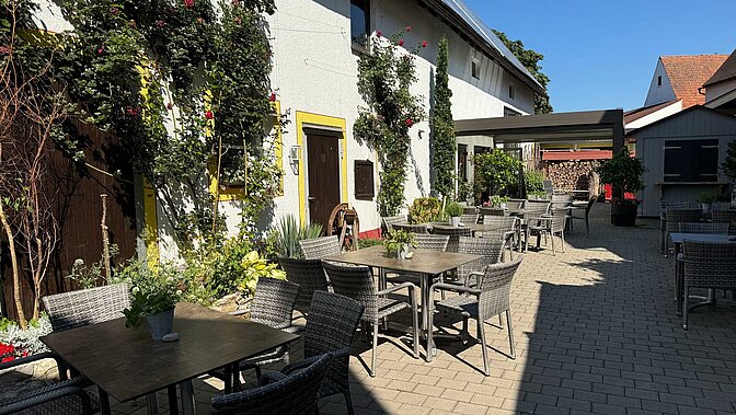 Gelebte Gastfreundschaft: Der Landgasthof Krug in Dechendorf Gelebte Gastfreundschaft: Der Landgasthof Krug in Dechendorf - ein Blick in den Biergarten mit Tischen und Stühlen