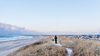 In Dänemark ins neue Jahr starten In Dänemark ins neue Jahr starten - Mädchen am Strand in Dänemark