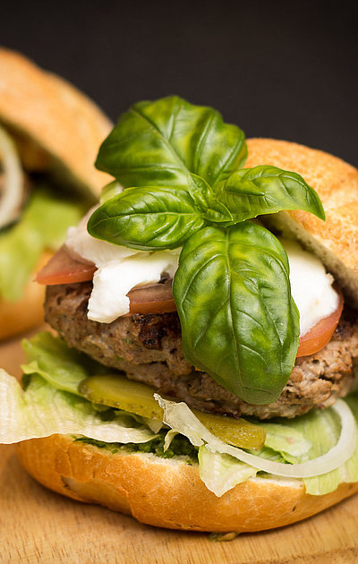 Gastronomie im Fichtelgebirge Gastronomie im Fichtelgebirge - zwei Burger auf einem Holzbrett