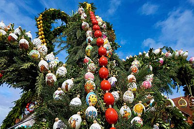 Traditionelles im Fichtelgebirge Osterbrunnen