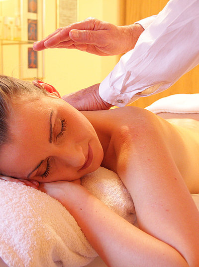 Wellness im Fichtelgebirge Wellness im Fichtelgebirge - junge Frau auf einem Massagebett genießt Massage