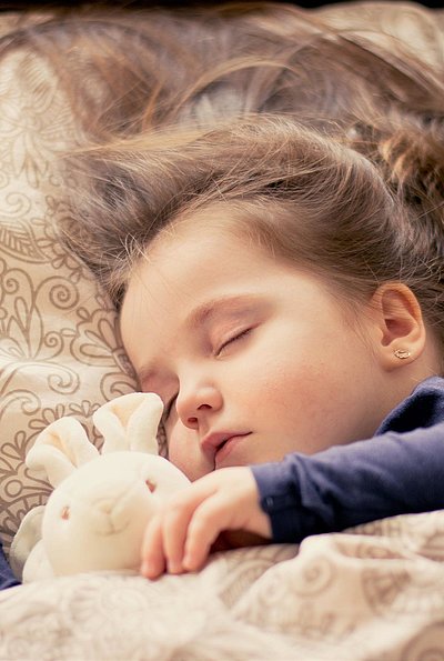 Kinderfreundliche Angebote im Fichtelgebirge Kinderfreundliche Angebote im Fichtelgebirge - kleines Mädchen mit Plüschhäschen liegt schlafend im Bett