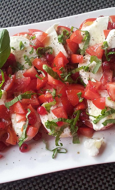 Gastronomie und Hotel im Fichtelgebirge - An der Autobahn Gastronomie und Hotel im Fichtelgebirge - An der Autobahn - frische Caprese auf einem weißen Teller