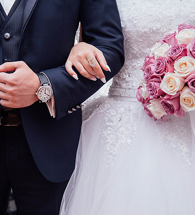 Heiraten im Fichtelgebirge Heiraten im Fichtelgebirge - Brautpaar hält sich in den Armen