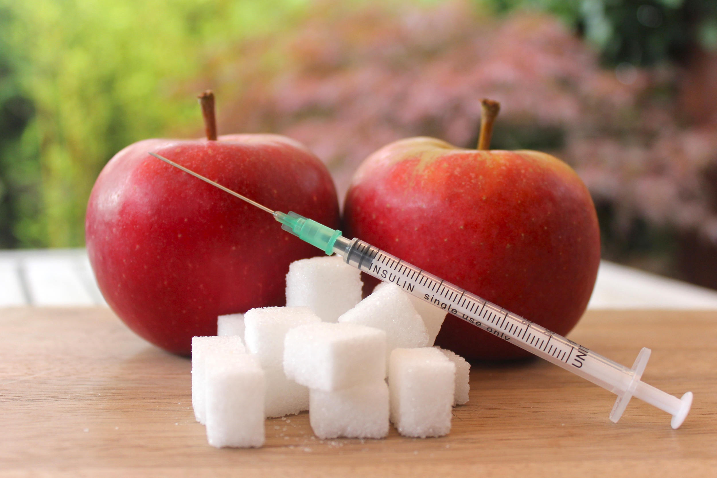 Diabetes Typ 2: Die ersten Schritte nach der Diagnose Diabetes Typ 2: Die ersten Schritte nach der Diagnose - 2 Äpfel und Zuckerstückchen sowie eine Insulinspritze.